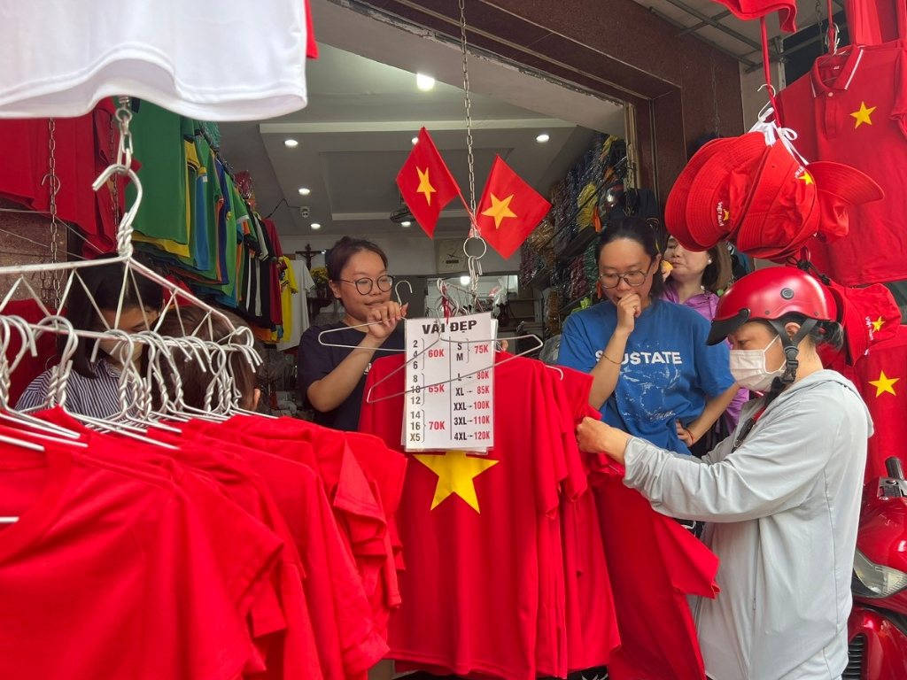 Bạn hãy kiểm tra kỹ độ dày và độ mềm mại của vải may áo cờ đỏ sao vàng