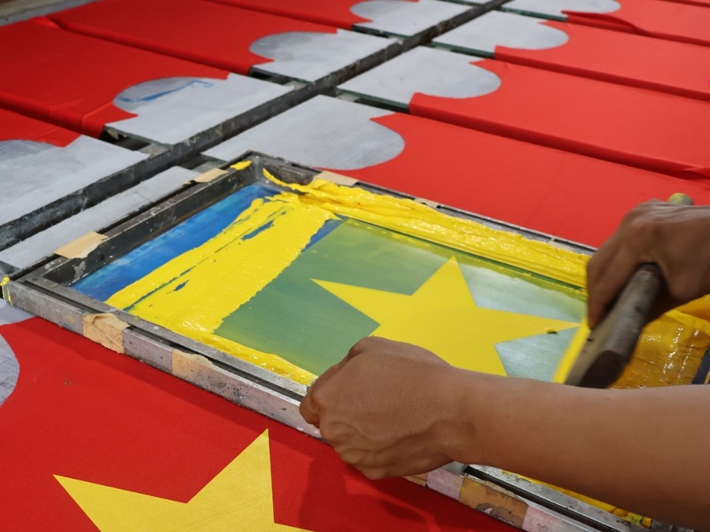 Kỹ thuật in lụa giúp tối ưu chi phí khi đặt áo cờ đỏ sao vàng số lượng lớn