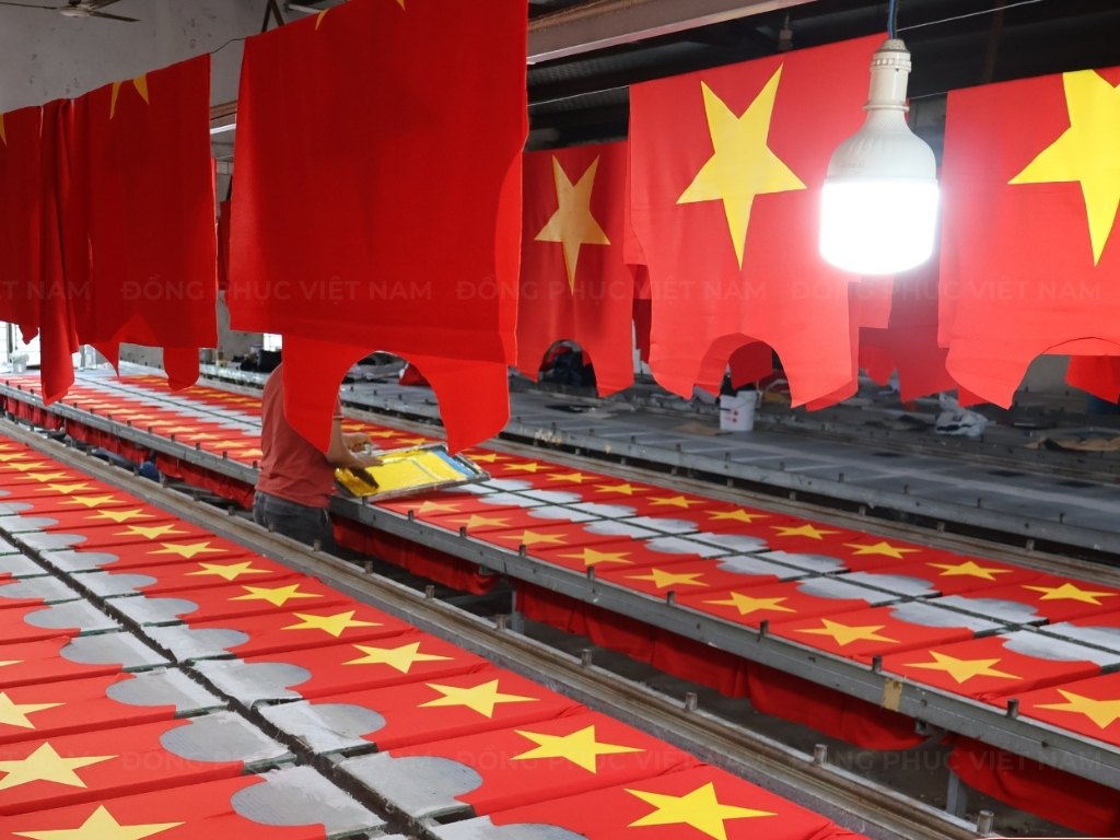 Nếu bạn đặt số lượng lớn thì nên nên chọn xưởng may áo cờ đỏ sao vàng Hà Nội