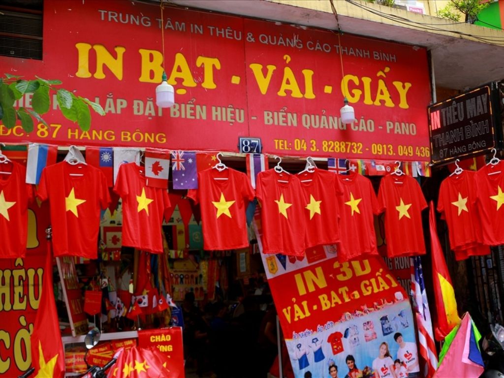 Việc mua áo cờ đỏ sao vàng Hàng Bông vừa có ưu điểm và nhược điểm