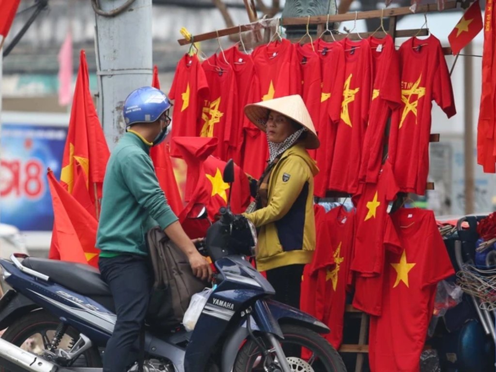 Bạn có thể mua áo cờ đỏ sao vàng Hải Phòng tại khu chợ địa phương