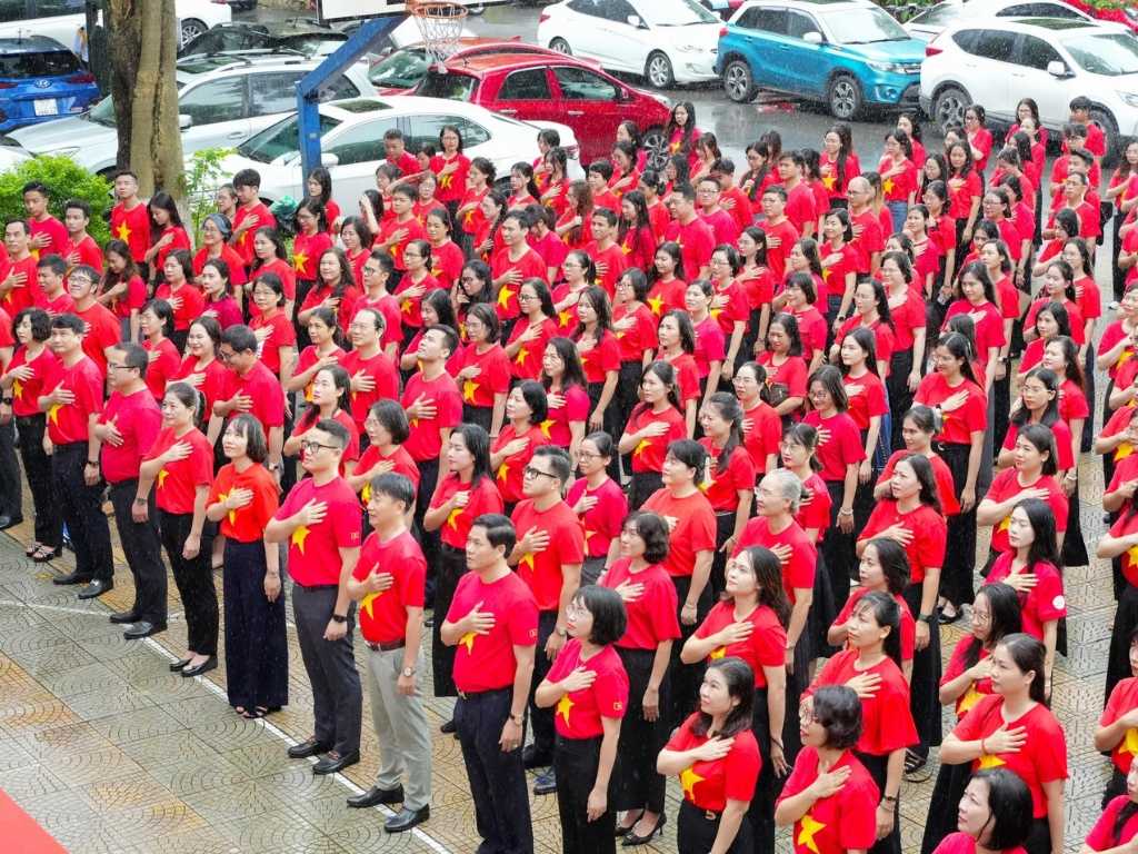 Nếu bạn mua áo cờ đỏ sao vàng cho đội nhóm thì nên chọn đặt trực tiếp tại xưởng may