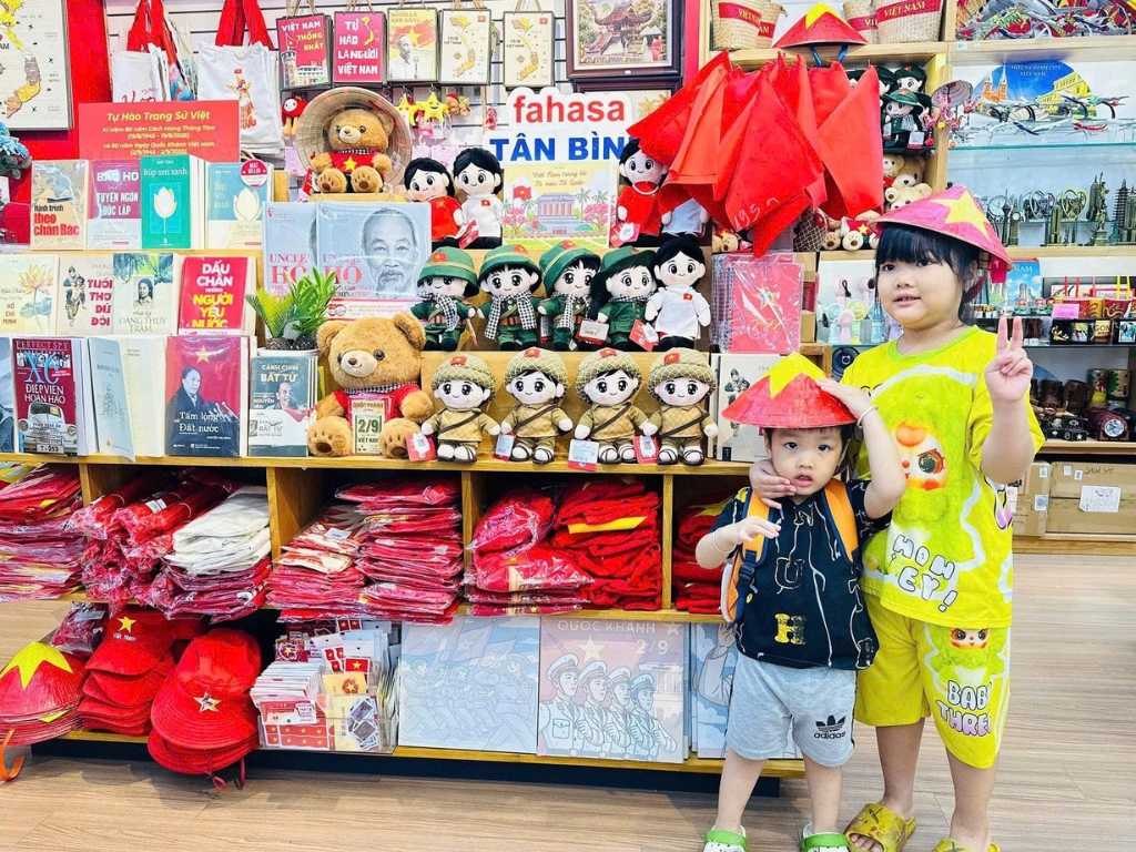 Nhà sách là địa điểm tiện lợi cho khách hàng mua áo cờ đỏ sao vàng với số lượng ít