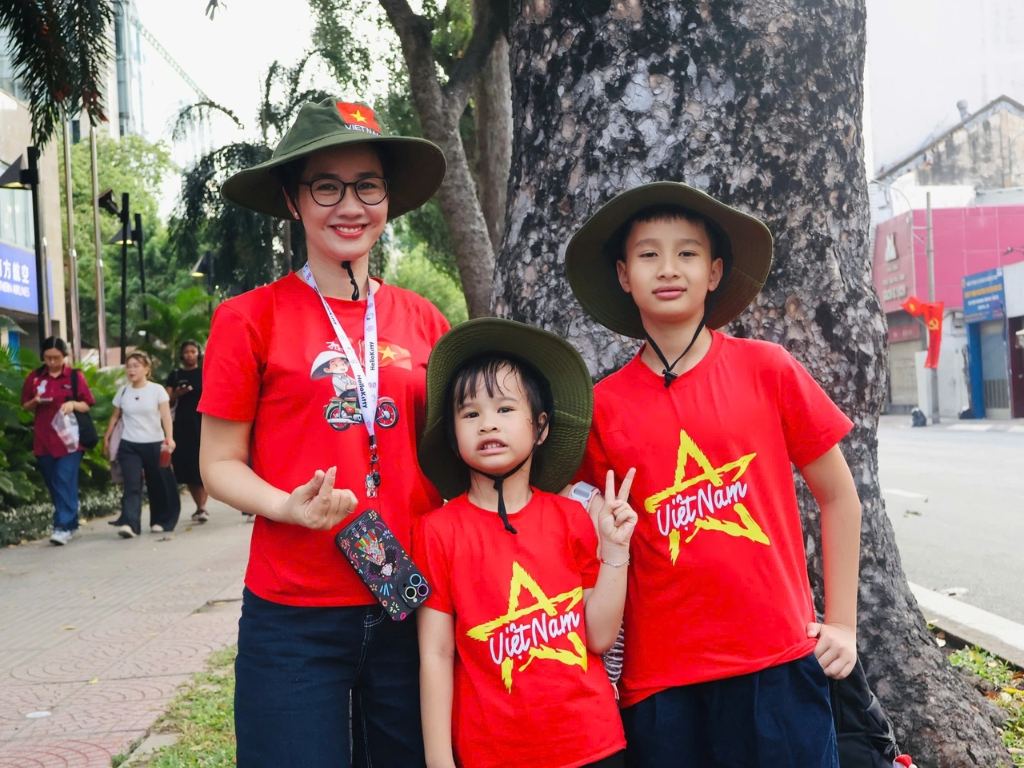 Áo thun Việt Nam có thiết kế đơn giản, không bao giờ lỗi mốt, dễ dàng phối đồ