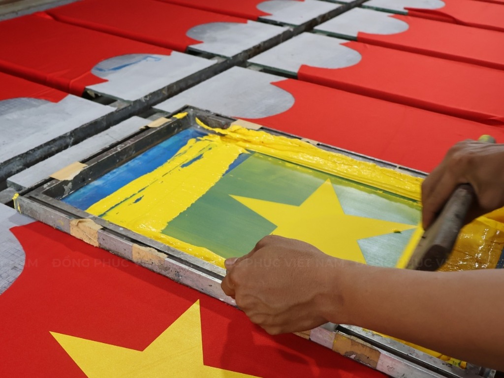 In lụa giúp tối ưu hóa chi phí khi đặt áo thun Việt Nam số lượng lớn