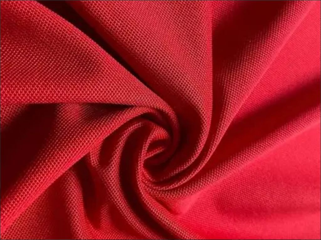 Mắt vải to, dệt theo kiểu pique tạo độ cứng cáp và đứng form