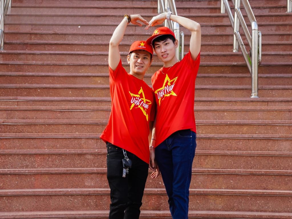 Màu chữ Việt Nam phải có sự tương phản với màu nền áo