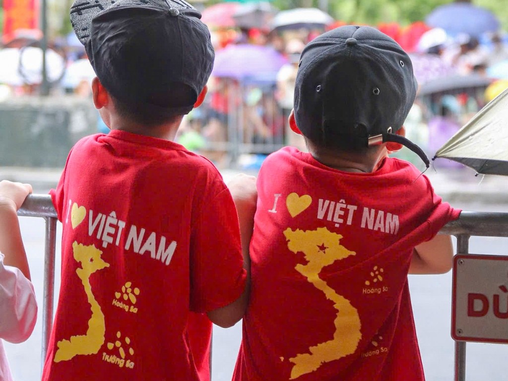 Mặc áo thun yêu nước hình bản đồ Việt Nam là cách thể hiện tình yêu đất nước