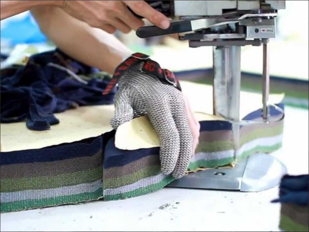 Sau khi mẫu được duyệt, xưởng sẽ tiến hành cắt vải