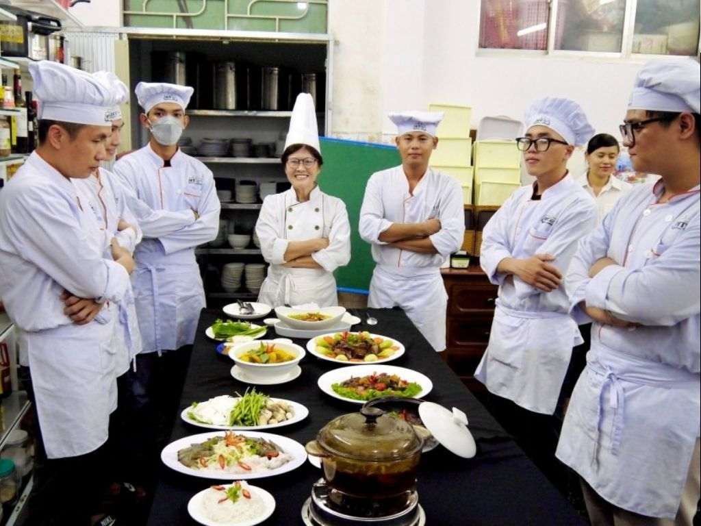 Một bộ đồng phục bếp may sẵn Đà Nẵng có áo và quần