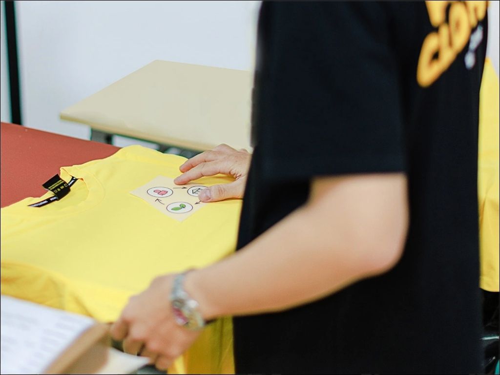 Kỹ thuật in decal là lựa chọn linh hoạt khi may áo phông đồng phục Hà Nội
