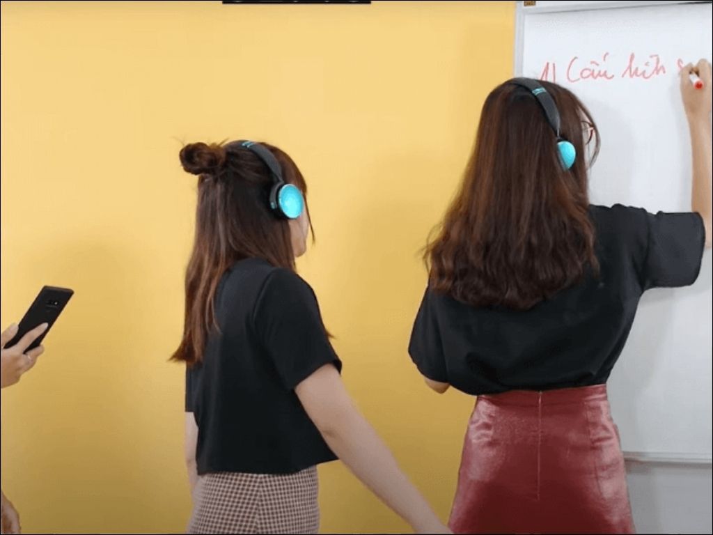 Tổ chức cuộc thi hoặc trò chơi tập thể