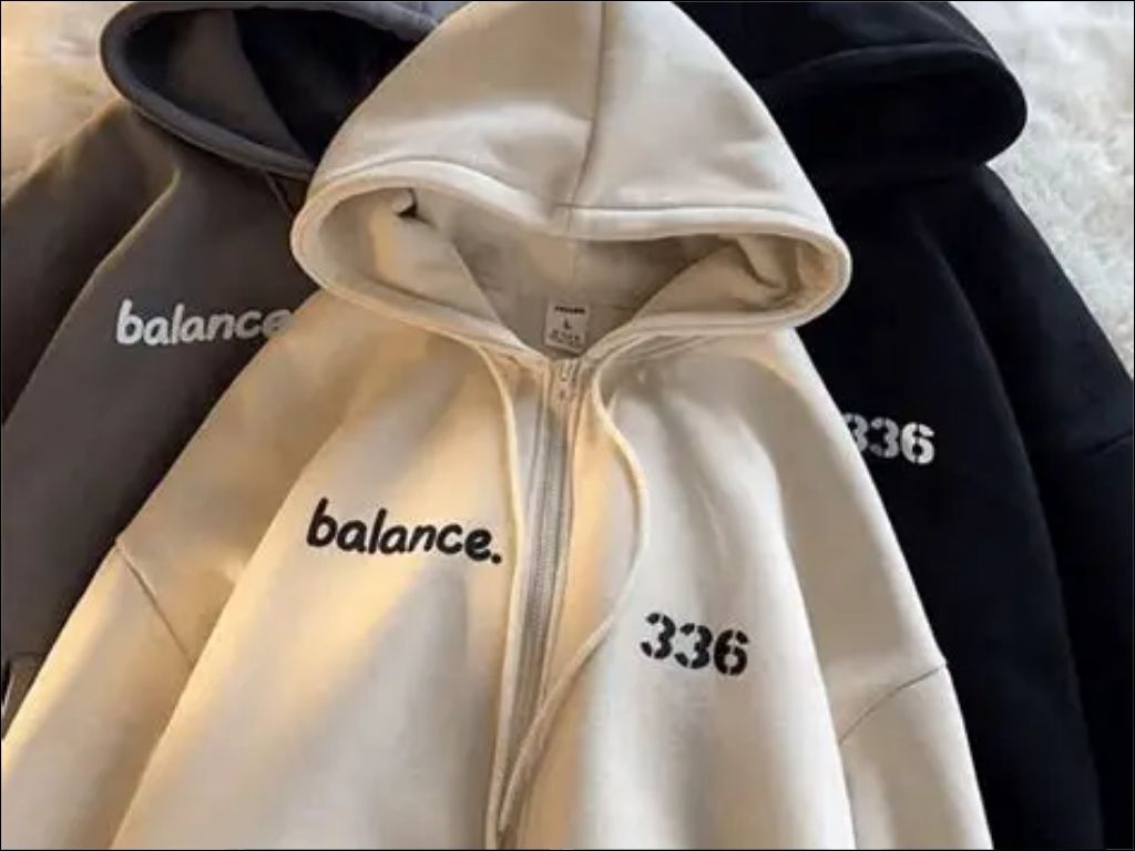 Áo Khoác hoodie hoặc bomber là lựa chọn tuyệt vời