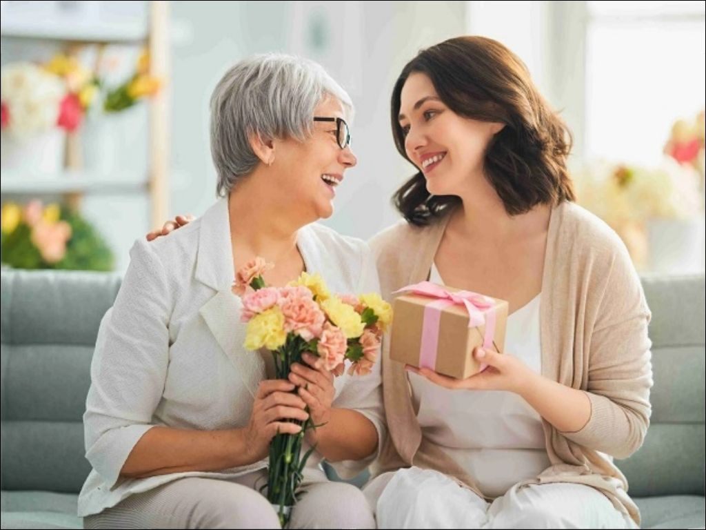 Tặng hoa, tặng quà và gửi những lời chúc tốt đẹp cho người thân