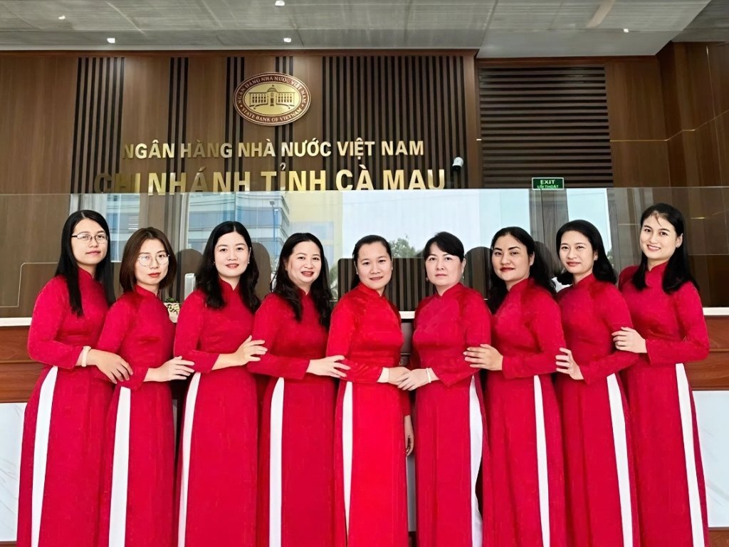 Bạn nên chọn vải áo dài công sở có khả năng chống nhắn để có vẻ ngoài chỉn chu