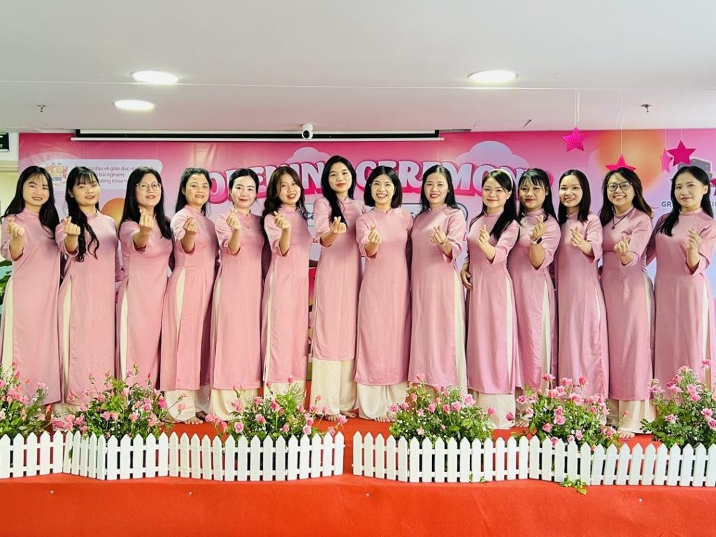 Áo dài công sở màu pastel giúp dễ dàng phối đồ