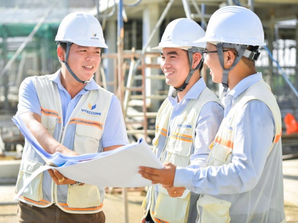 Việc đội mũ bảo hộ công trường giúp bảo vệ tính mạng và xây dựng hình ảnh chuyên nghiệp