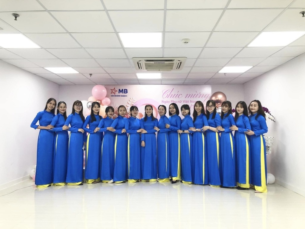 Áo dài công sở mang lại hình ảnh chuyên nghiệp, lịch sự