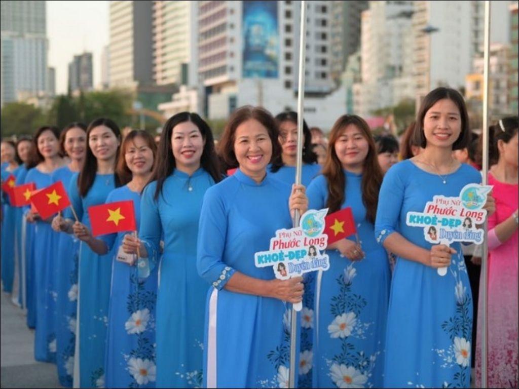 Kết hợp giữa màu áo và màu chữ in tạo vẻ ngoại đẹp cho bạn tham khảo