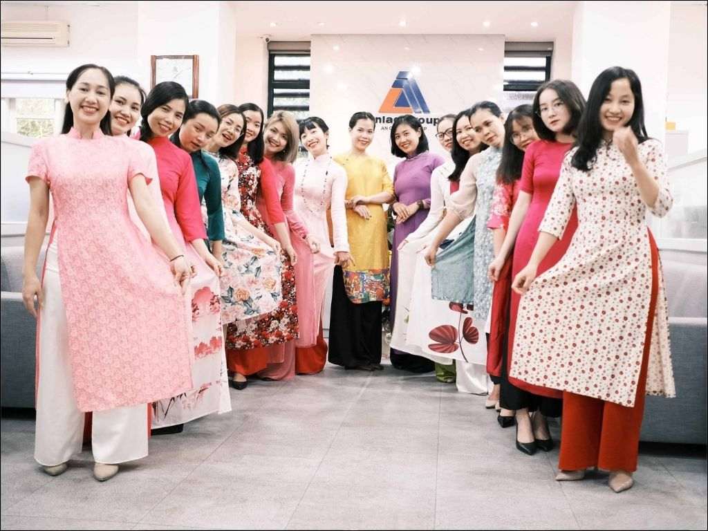 Chiếc áo thể hiện lời chúc 20 10 cho bạn bè, đồng nghiệp