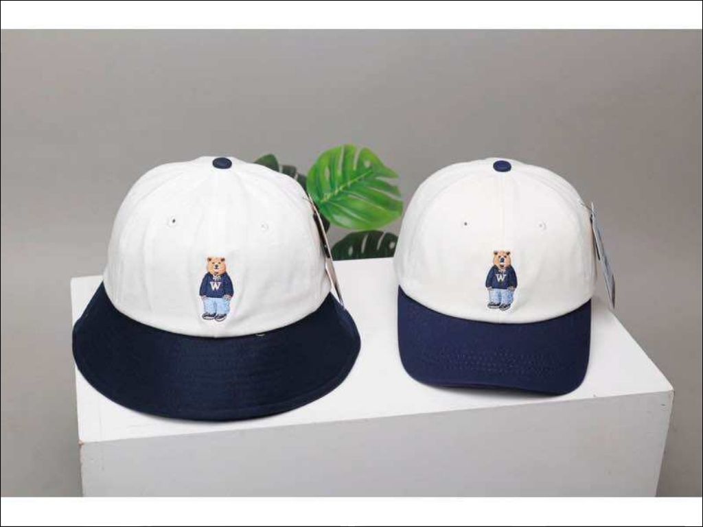 Một cặp Nón lưỡi trai hoặc nón bucket được thêu nickname của hai bạn