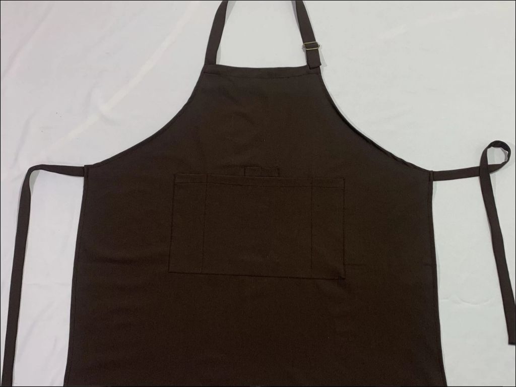 Một chiếc Tạp Dề được in những họa tiết dễ thương kèm theo tên của cô