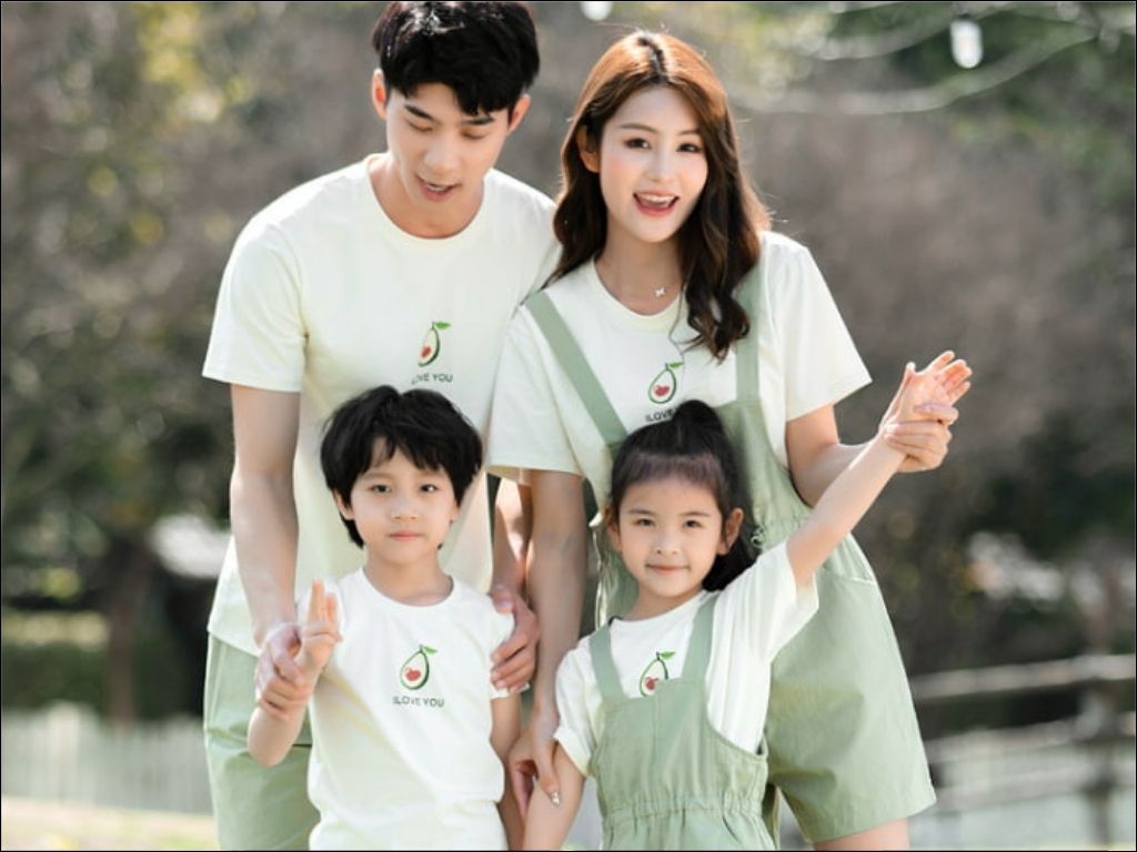 Một chiếc Áo Thun Cổ Tròn hình ảnh gia đình