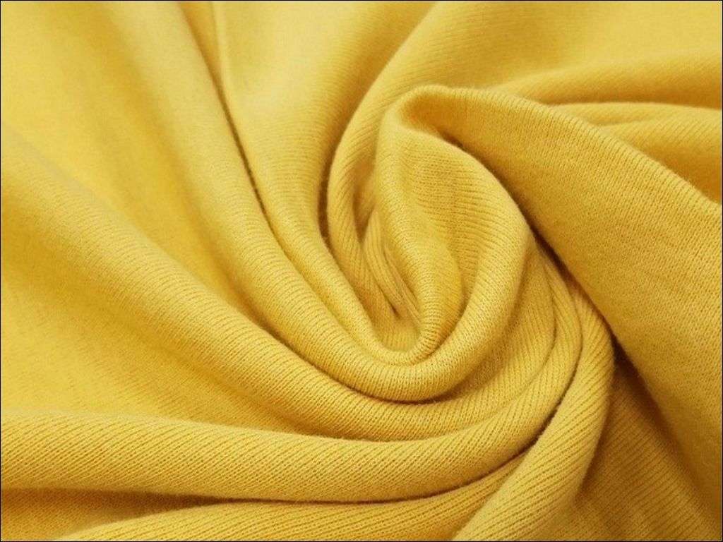 Một chiếc Áo Thun Cổ Tròn làm từ cotton cao cấp, mềm mại