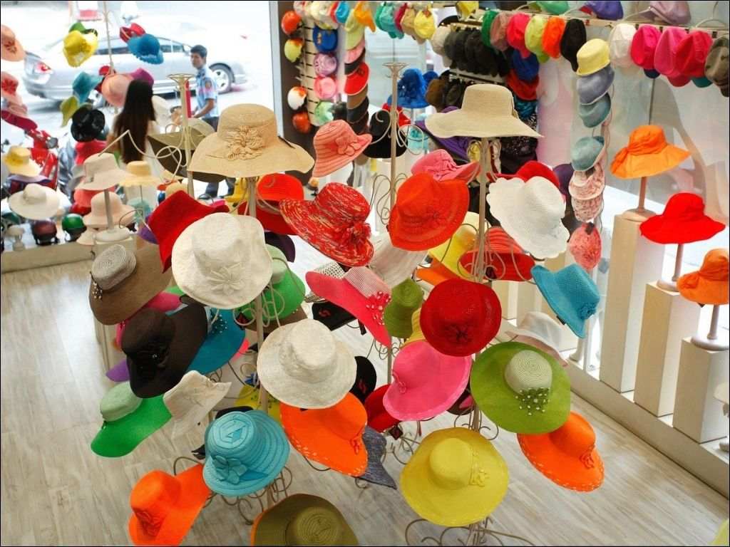 Một chiếc Nón kết được thêu dòng chữ "Happy 20/10"