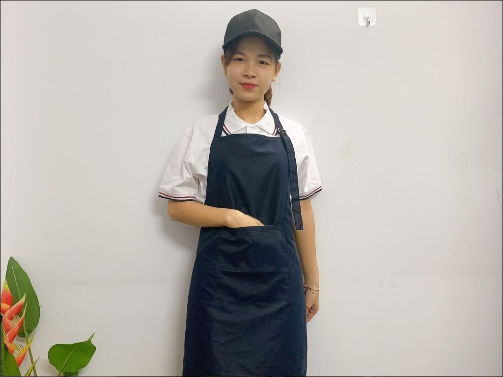 Một chiếc tạp dề in thông điệp yêu thương như "Đầu bếp số 1"
