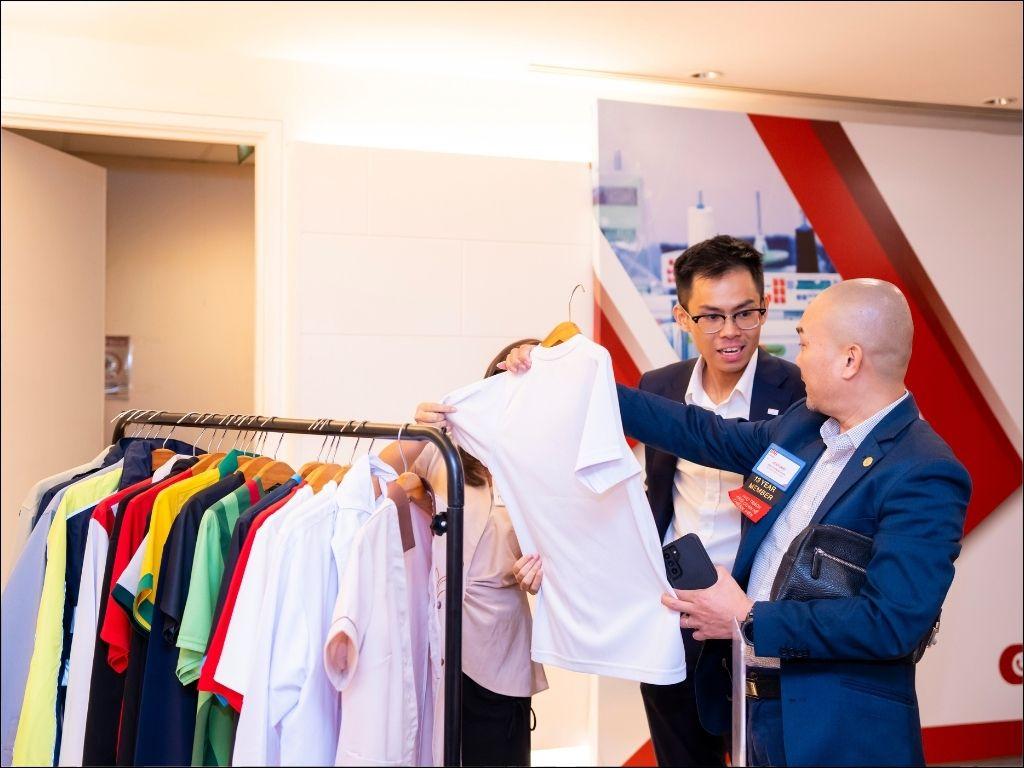 Bạn nên chọn quà tặng thông dụng trong cuộc sống như trang phục