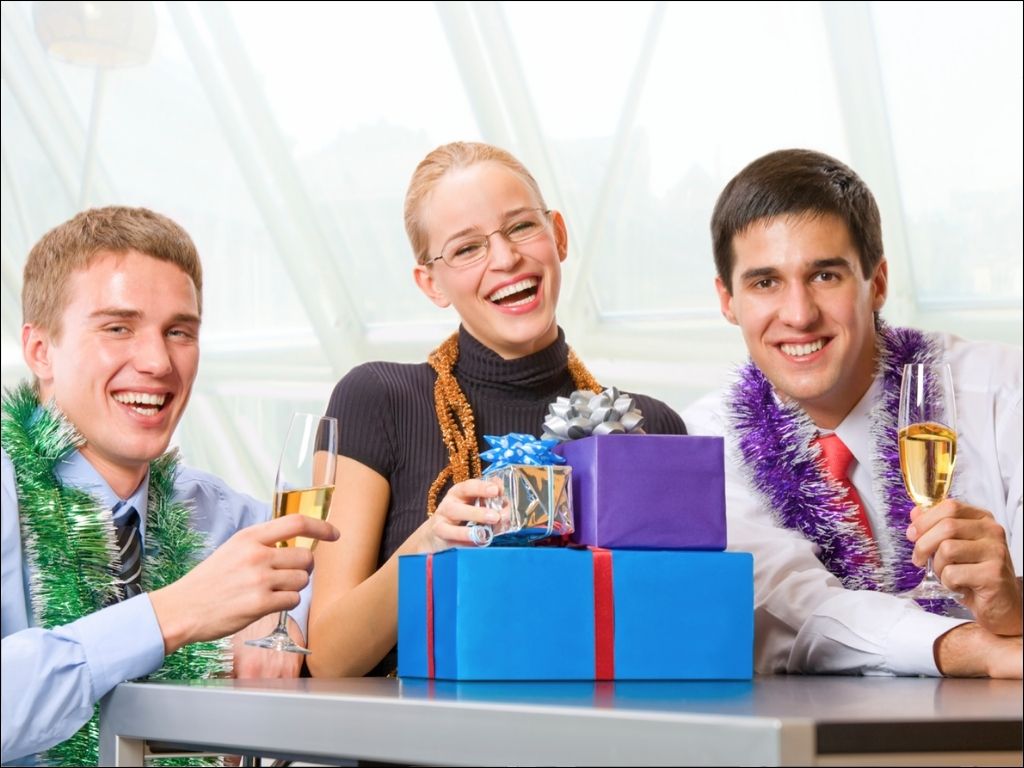 Bạn có thể đề xuất in một họa tiết tinh tế hoặc biểu tượng chung của team