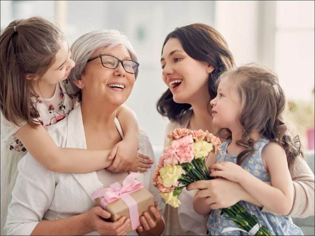 In hình ảnh gia đình quây quần lên áo sẽ là một lời chúc 20 10 cho mẹ