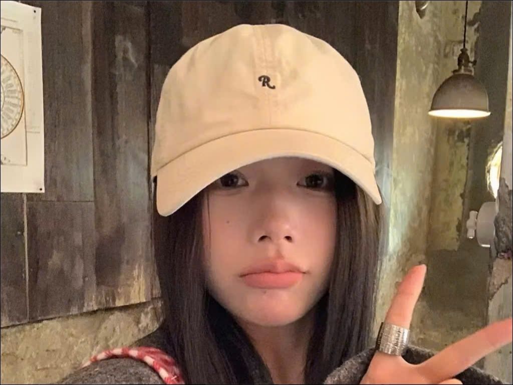 Một chiếc Nón được in logo trường