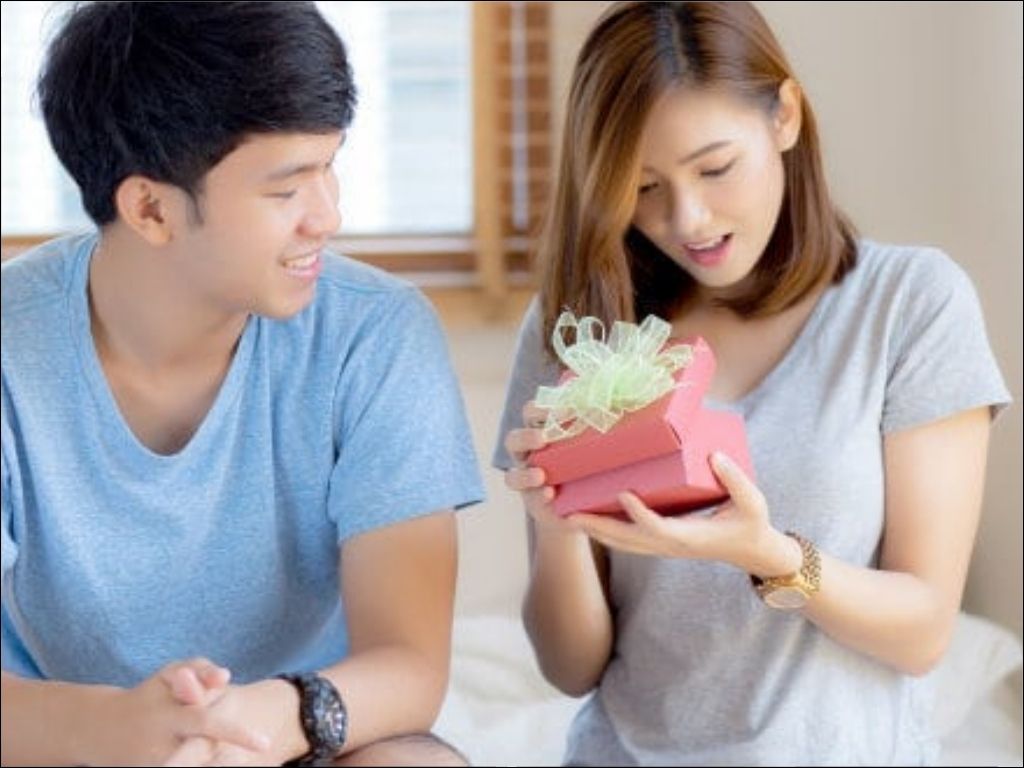 Bạn nên chọn một món quà có thể sử dụng hàng ngày