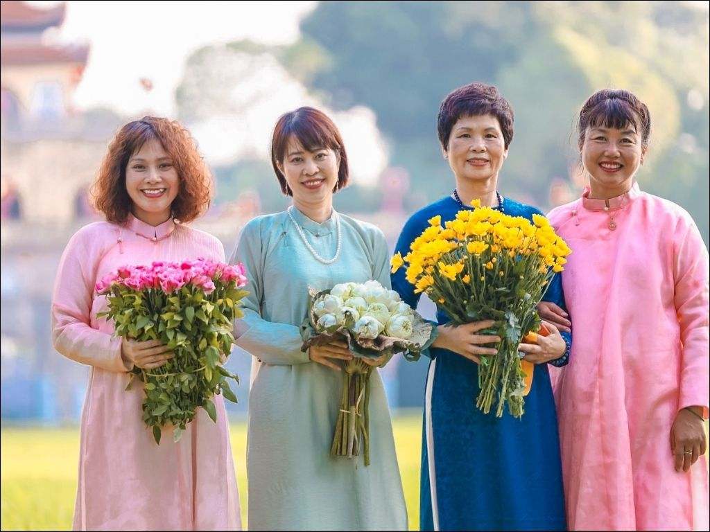 Là ngày bạn trân trọng hơn những người phụ nữ quanh mìn