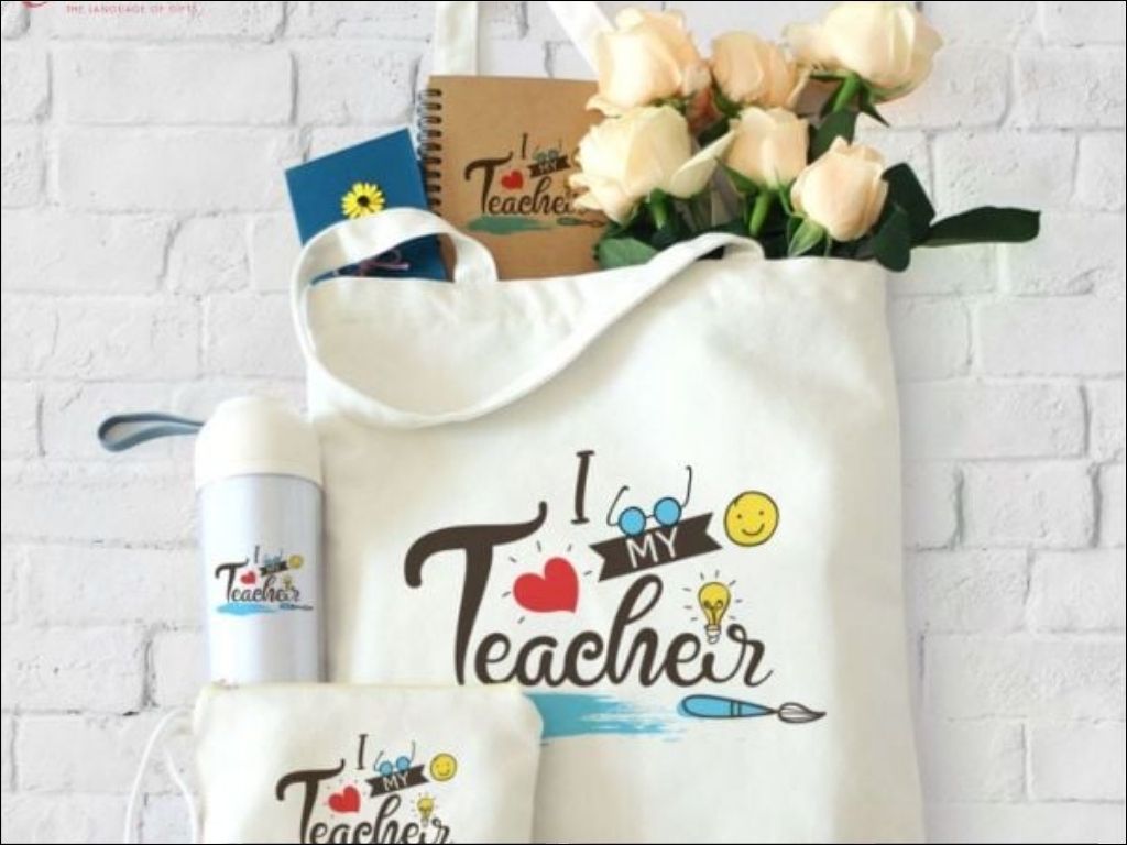 Cô giáo mầm non thường cần một chiếc túi lớn để đựng giáo cụ