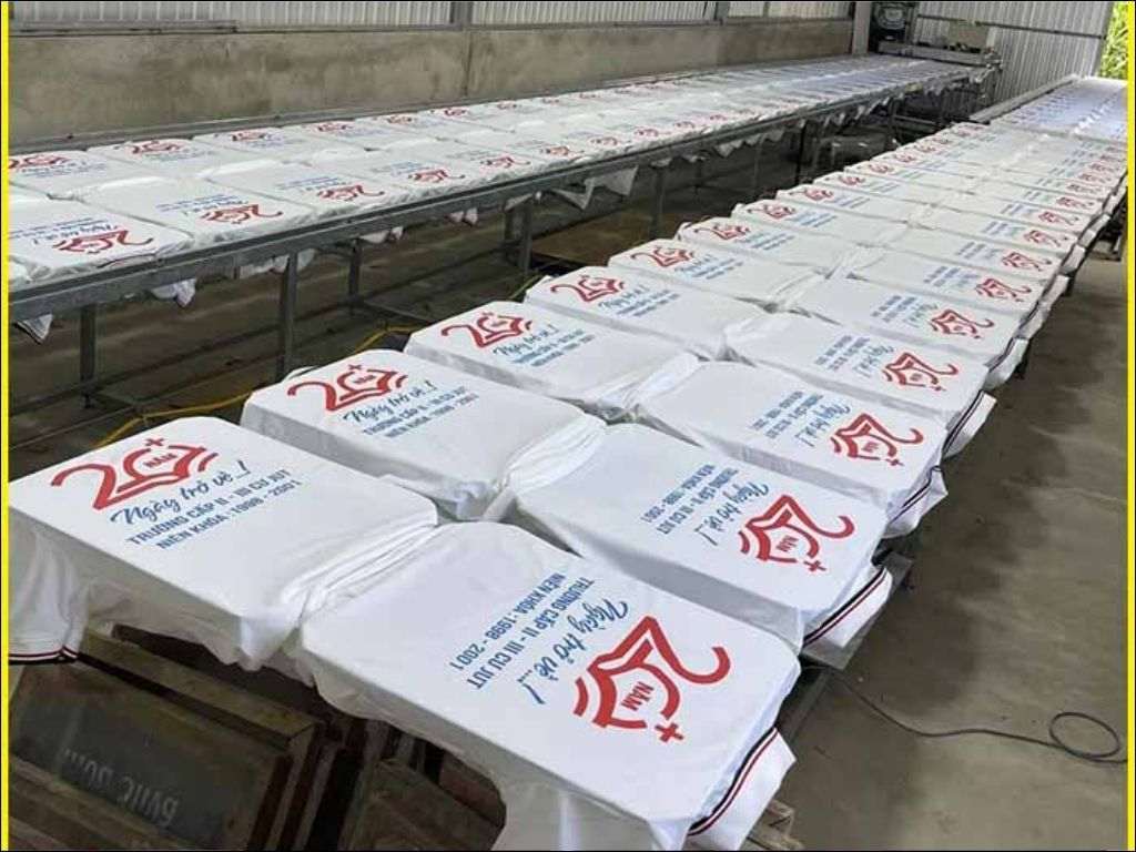 In hình lên áo để lưu giữ kỷ niệm