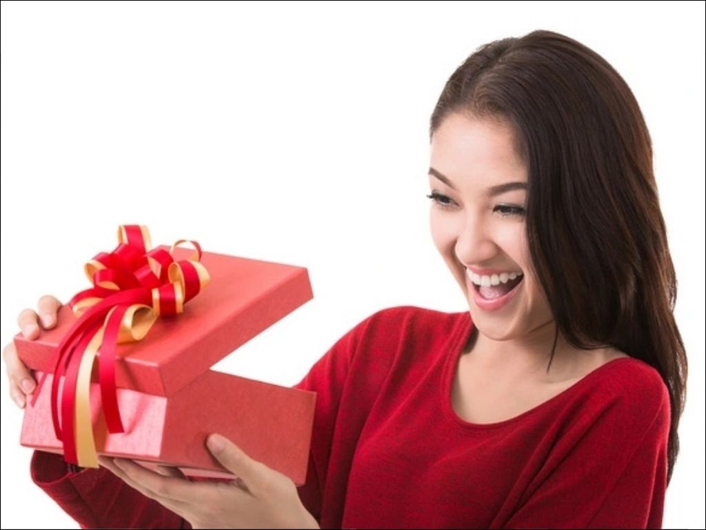 Bạn gửi những lời chúc đến những người phụ nữ thông qua món quà