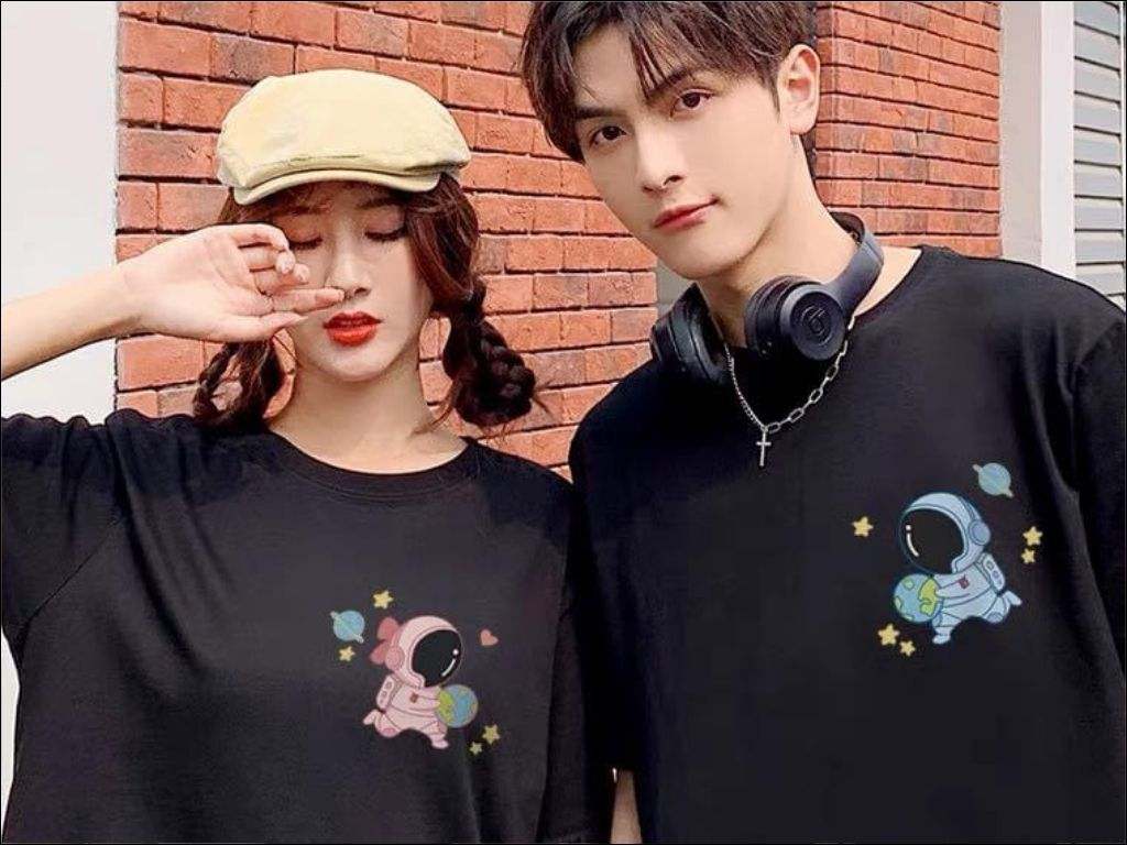 Áo đôi được thiết kế riêng sẽ là món quà đáng yêu cho bạn