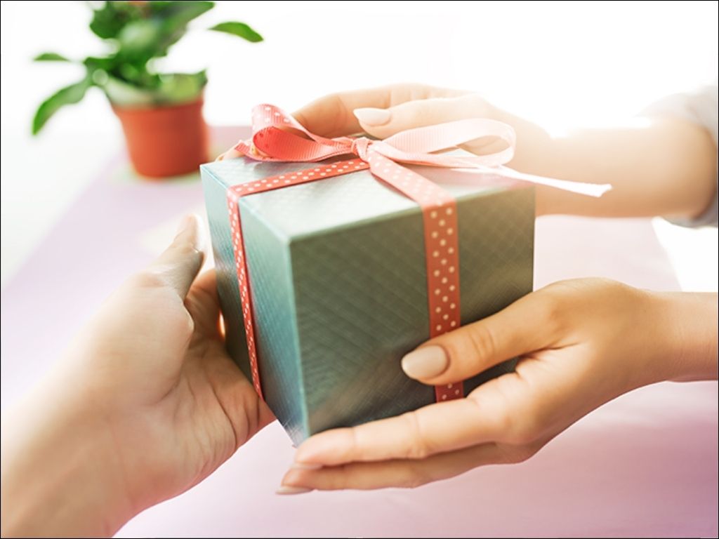 Món quà là vật kỷ niệm hữu hình để lưu giữ kĩ niệm