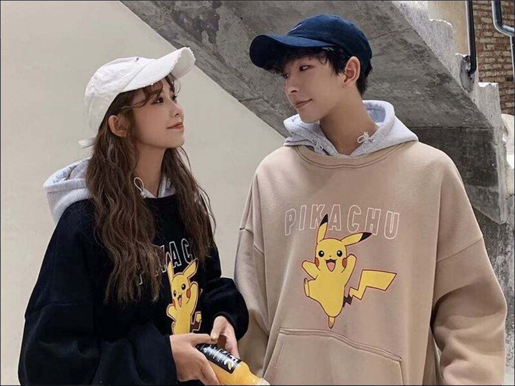 Một cặp áo hoodie ấm áp in thông điệp riêng sẽ là một lời chúc ny