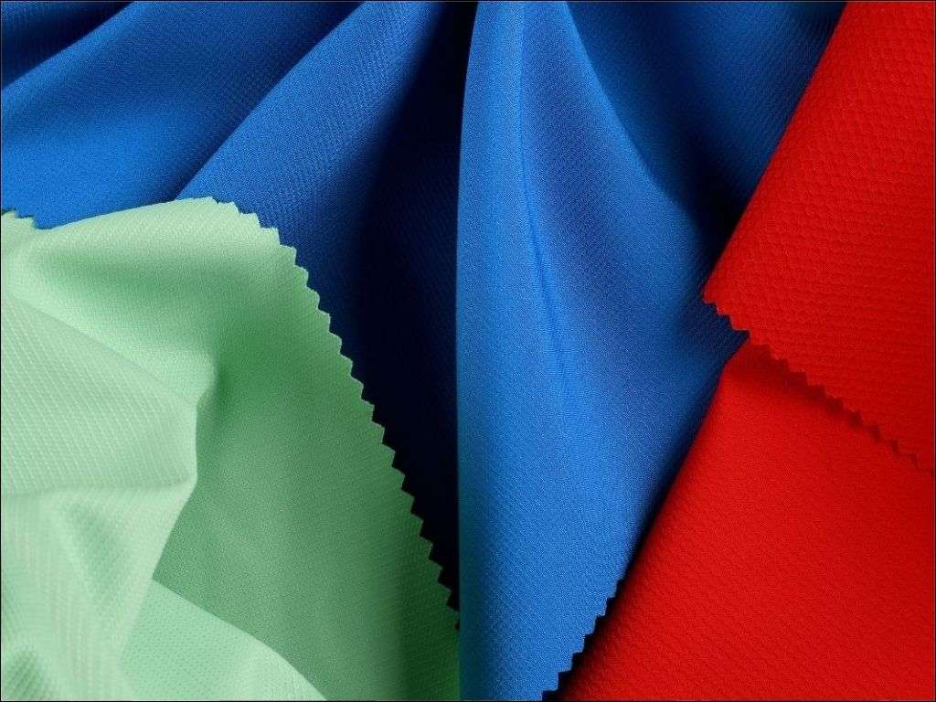 Vải polyester chất lượng cao thường có bề mặt mịn