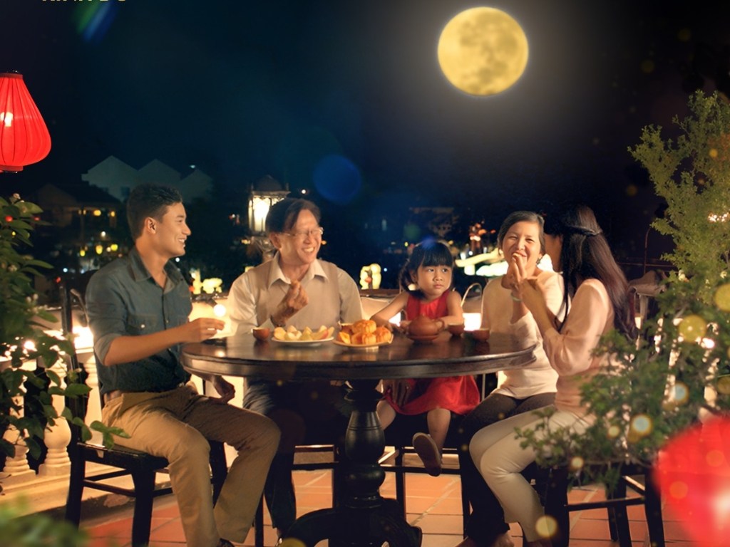 Hình ảnh trăng tròn vào ngày rằm tượng trưng cho gia đình sum vầy, hạnh phúc