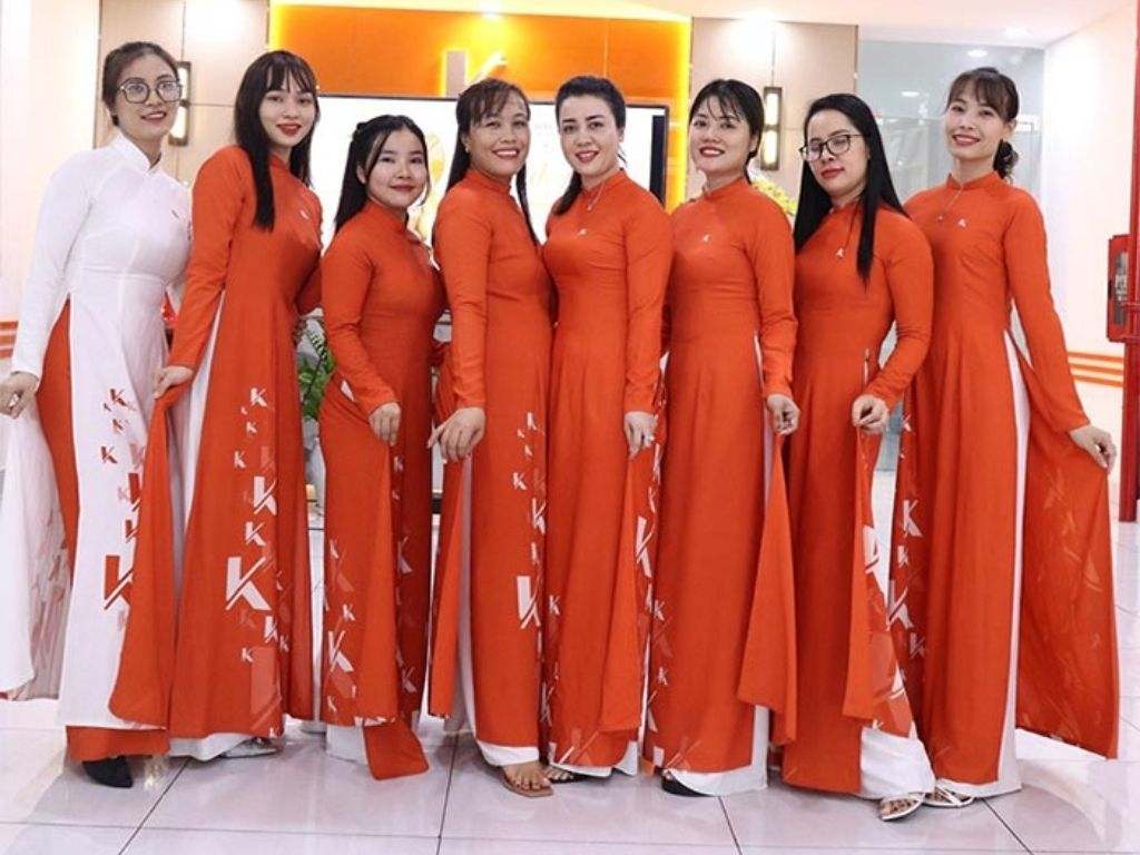 Đỏ cam là sự kết hợp của sự rực rỡ, gợi lên tinh thần tươi trẻ và sáng tạo