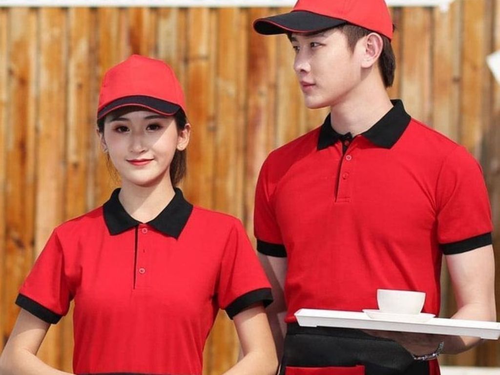 Đồng phục màu đỏ tạo ấn tượng mạnh mẽ và thu hút thực khách