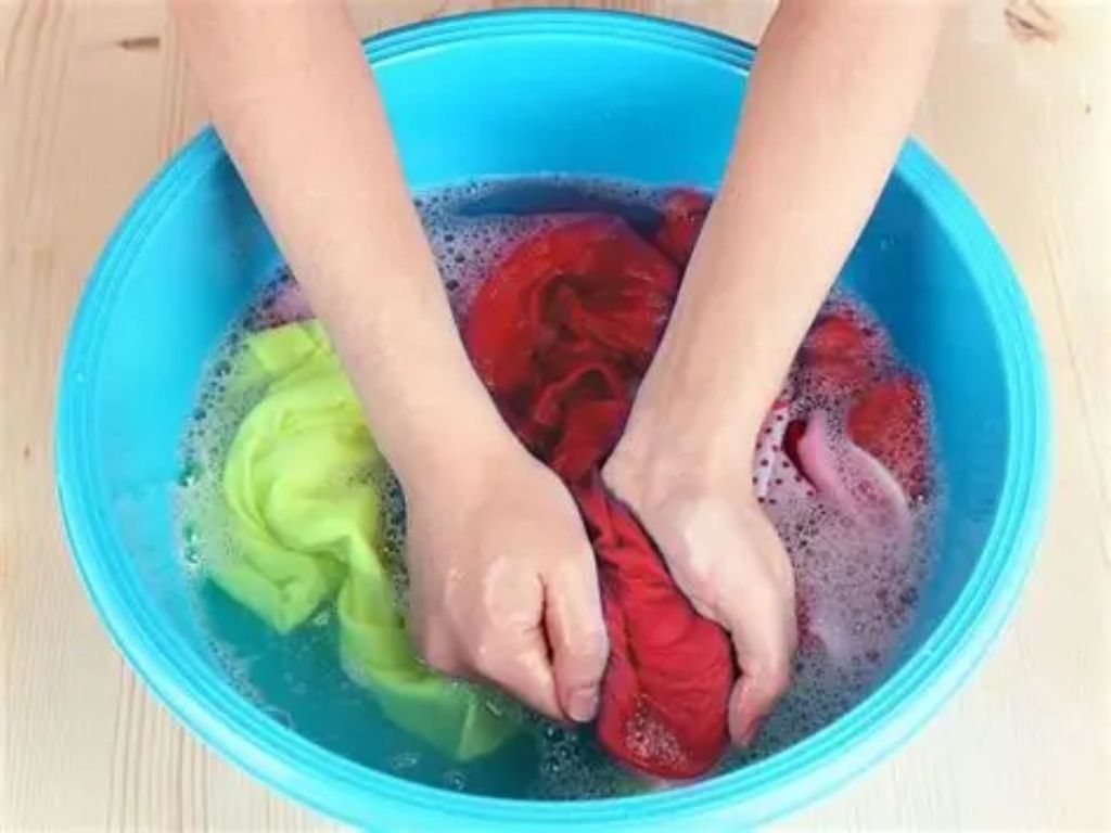Bạn nên ưu tiên giặt bằng tay trong những lần đầu tiên