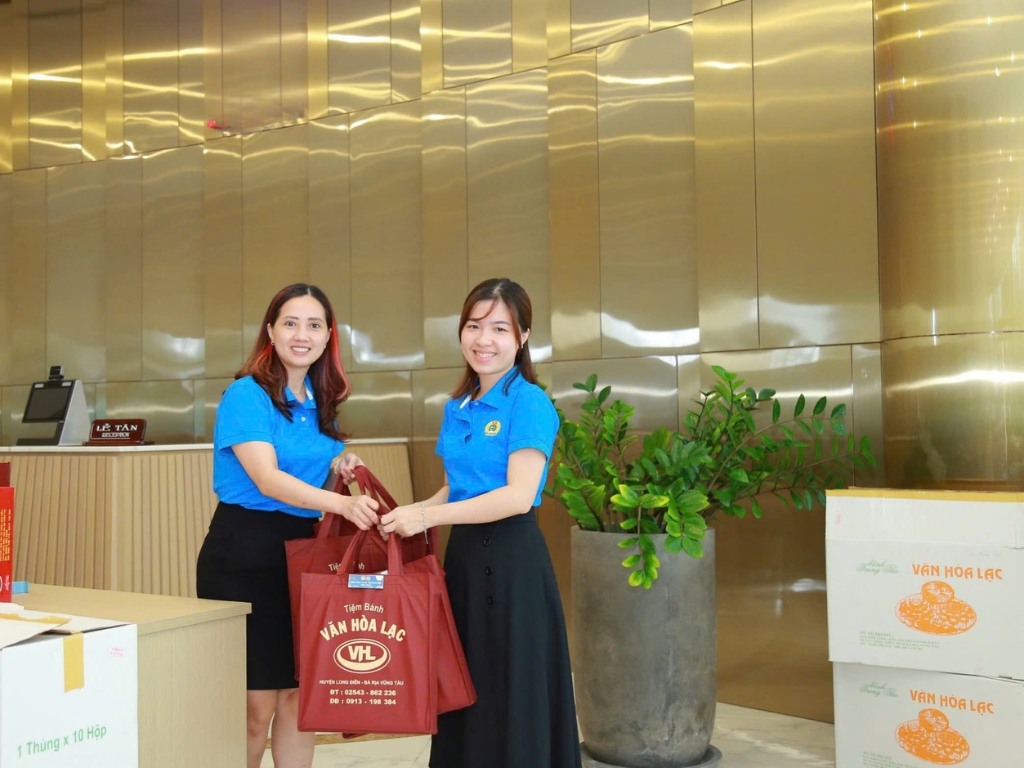 Bạn có thể kết hợp áo đồng phục với chân váy khi tham gia sự kiện Trung thu tại công ty