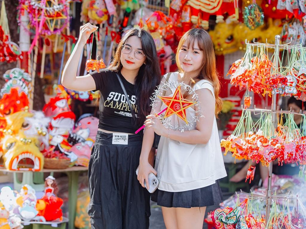 Đi chơi Trung thu mặc gì? Câu trả lời là bạn nên chọn trang phục có kiểu dáng thoải mái