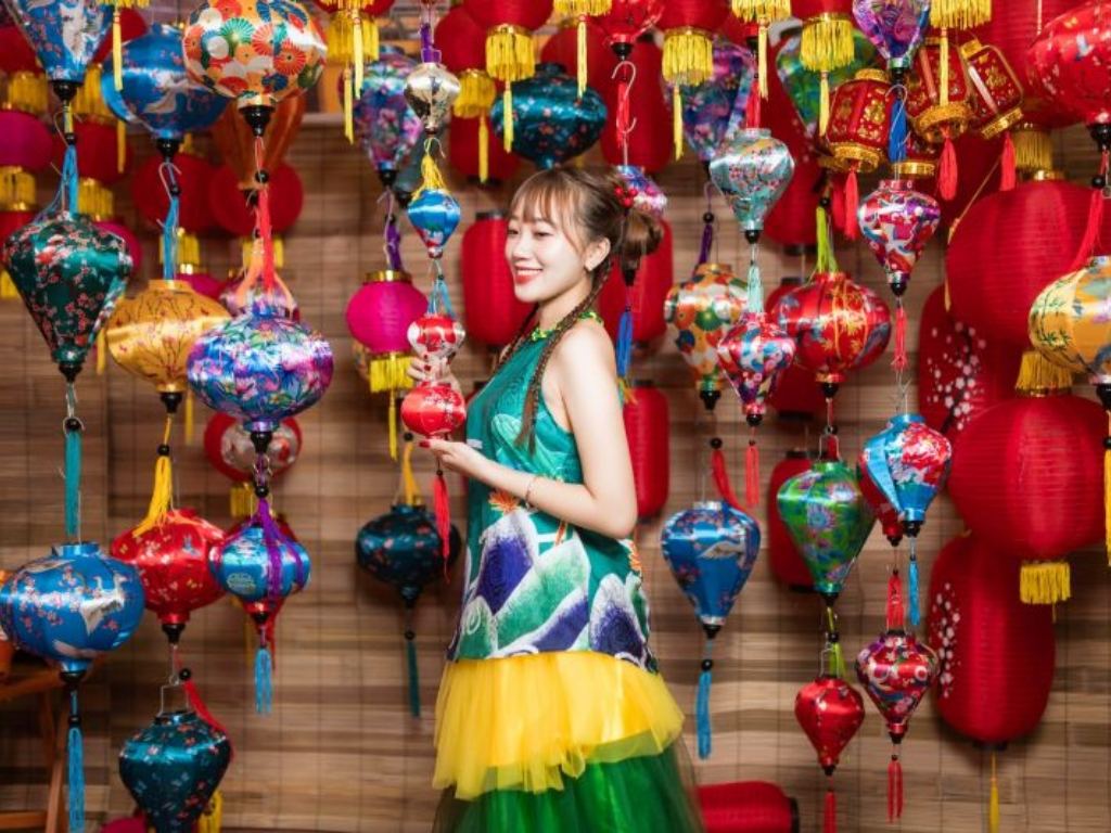 Bạn nên chọn outfit đi chơi trung thu có màu sắc và họa tiết nổi bật